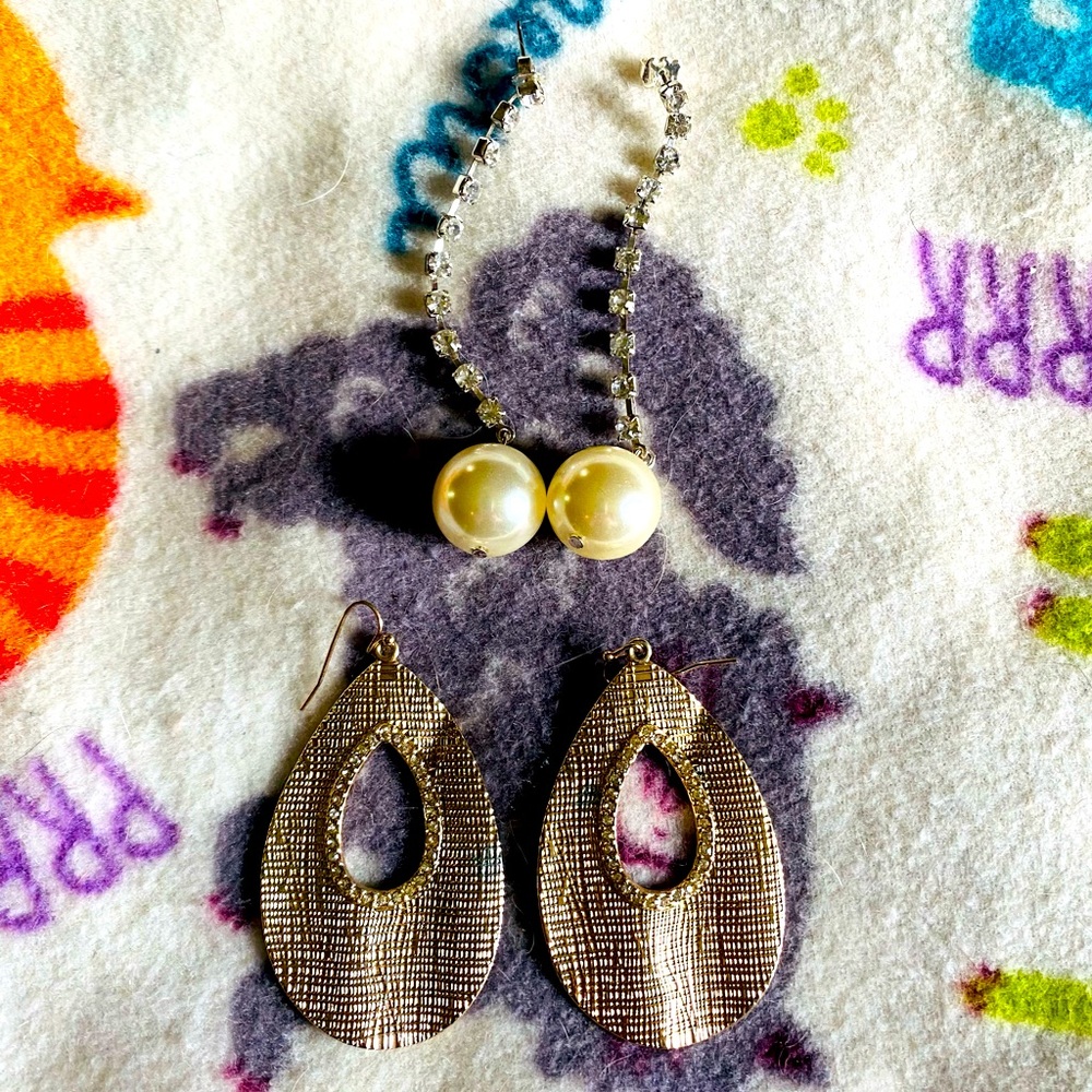 💵3 for $10💵 2 pairs of Avon earrings
